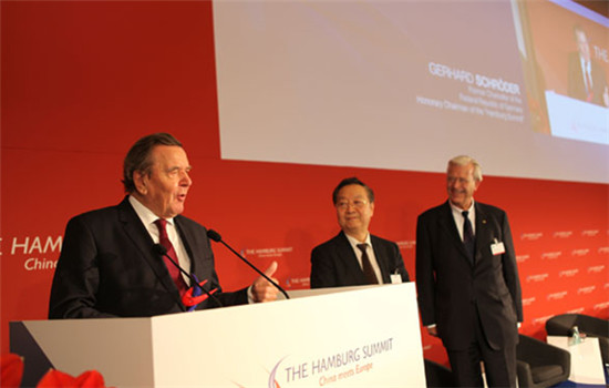 Former German chancellor Gerhard Schroder received the China-Europe Friendship Award on Wednesday in Hamburg,Germany in recognition of his outstanding achievements in cultivating relations with China. (Photo by Fu Jing/chinadaily.com.cn)