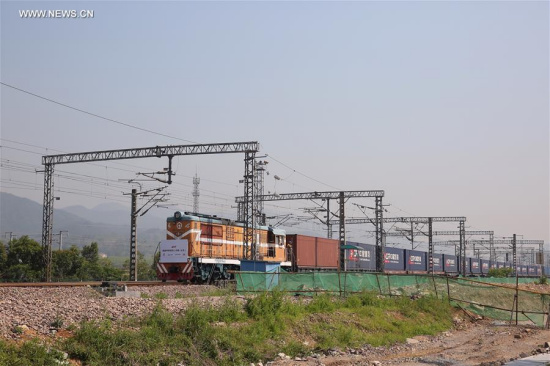 The first London-Yiwu cargo train carrying British products arrives at Yiwu West Station in Yiwu, east China's Zhejiang Province, April 29, 2017. London is the 15th European city on an expanding map of destinations for China's rail cargo. The first Chinese freight train arrived in London in January. (Xinhua/Zhang Cheng)