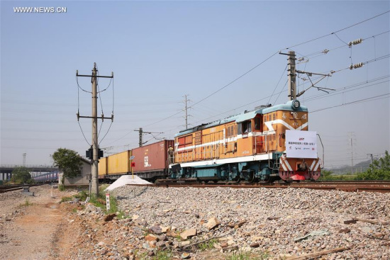 The first London-Yiwu cargo train carrying British products arrives at Yiwu West Station in Yiwu, east China's Zhejiang Province, April 29, 2017. London is the 15th European city on an expanding map of destinations for China's rail cargo. The first Chinese freight train arrived in London in January. (Xinhua/Zhang Cheng)