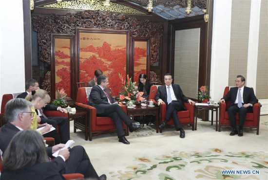 Chinese Premier Li Keqiang meets with German Vice Chancellor and Foreign Minister Sigmar Gabriel, who is in Beijing to attend the first meeting of the China-Germany people-to-people exchange dialogue, in Beijing, capital of China, May 24, 2017. (Xinhua/Pang Xinglei)