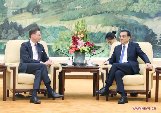 Chinese Premier Li Keqiang (R, front) meets with European Commission Vice President Jyrki Katainen, who is attending the 7th China-EU High-level Economic and Trade Dialogue, at the Great Hall of the People in Beijing, capital of China, June 25, 2018. (Xinhua/Yao Dawei)