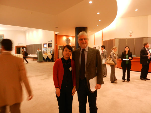 对华关系代表团主席(图右)